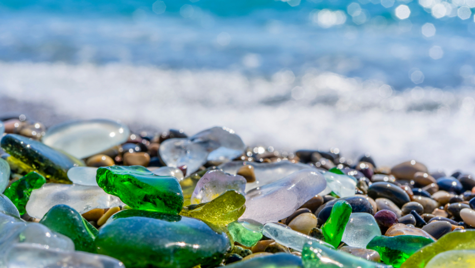 KADA STE ZADNJI PUT VIDELI "STAKLENI KAMENČIĆ" NA PLAŽI? Evo zašto više nema zanimacije koju smo voleli kao deca
