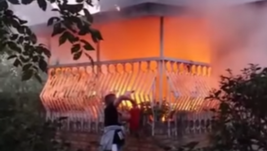 DRAMATIČAN POŽAR U NOVOM SADU Izvukli nepokretnu ženu iz stana (VIDEO)