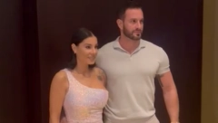 SVE OČI UPRTE U NJIH Mia Borisavljević u izazovnoj haljini i šlicem do kuka, a njen suprug sav u mišićima! (FOTO)