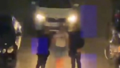 POJAVIO SE SNIMAK HAPŠENJA UBICE IZ KRUŠEVCA: Muškarcu zario nož u vrat u kafani nakon svađe (VIDEO)