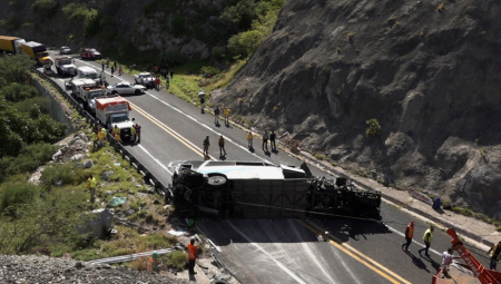 SCENA UŽASA NA AUTO-PUTU Najmanje 17 osoba poginulo kada se autobus prevrnuo u Meksiku (FOTO)