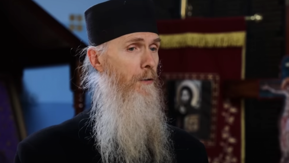 MONAH ARSENIJE VERUJE DA POSTOJI VEZA IZMEĐU RAKA I PSOVKI "U bolnici pored mene leži čovek i ovako priča, teško je i slušati..."