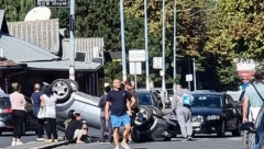 AUTO SE PREVRNUO NA KROV Saobraćajna nezgoda na Karaburmi, devojka udarila u ivičnjak