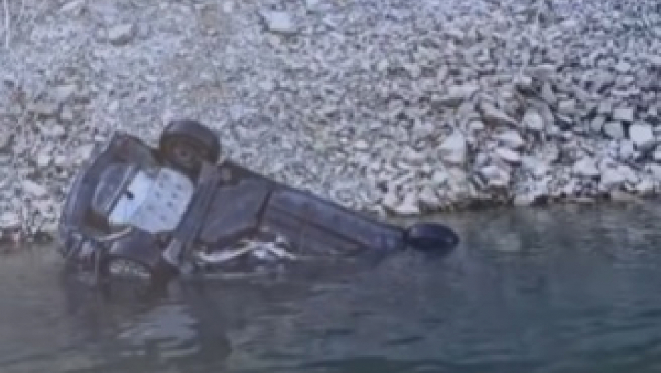AUTO SE SURVAO U JEZERO Drama kod Nove Varoši (VIDEO)