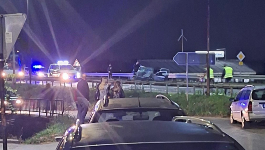 ČETVORO POVREĐENIH U STRAVIČNOM UDESU Automobil se zakucao u kombi, vatrogasci izvlačili putnike (FOTO)