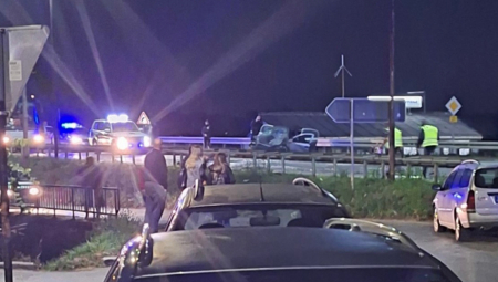 ČETVORO POVREĐENIH U STRAVIČNOM UDESU Automobil se zakucao u kombi, vatrogasci izvlačili putnike (FOTO)
