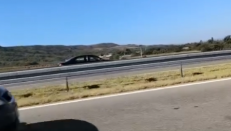 VOZIO U SUPROTNOM SMERU DOK NAILAZI KAMION Jeziv snimak kruži internetom, na zadnjem sedištu se nalazilo dete (VIDEO)
