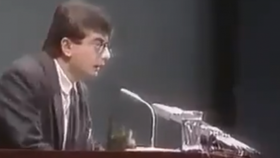 "DRUG JANKO VESELINOVIĆ TRI I PO DECENIJE PARAZITIRA U POLITICI" (VIDEO)