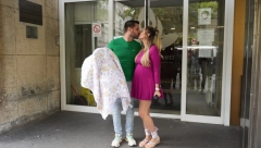 MARKO IZVEO LUNU IZ PORODILIŠTA Đoganijeva blista u kratkoj haljinici i ne skida osmeh sa lica