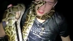 ZMIJE GA GRIZU, A ON U TOME UŽIVA Društvene mreže se usijale zbog njegovih snimaka: Zašto to radiš? (VIDEO)