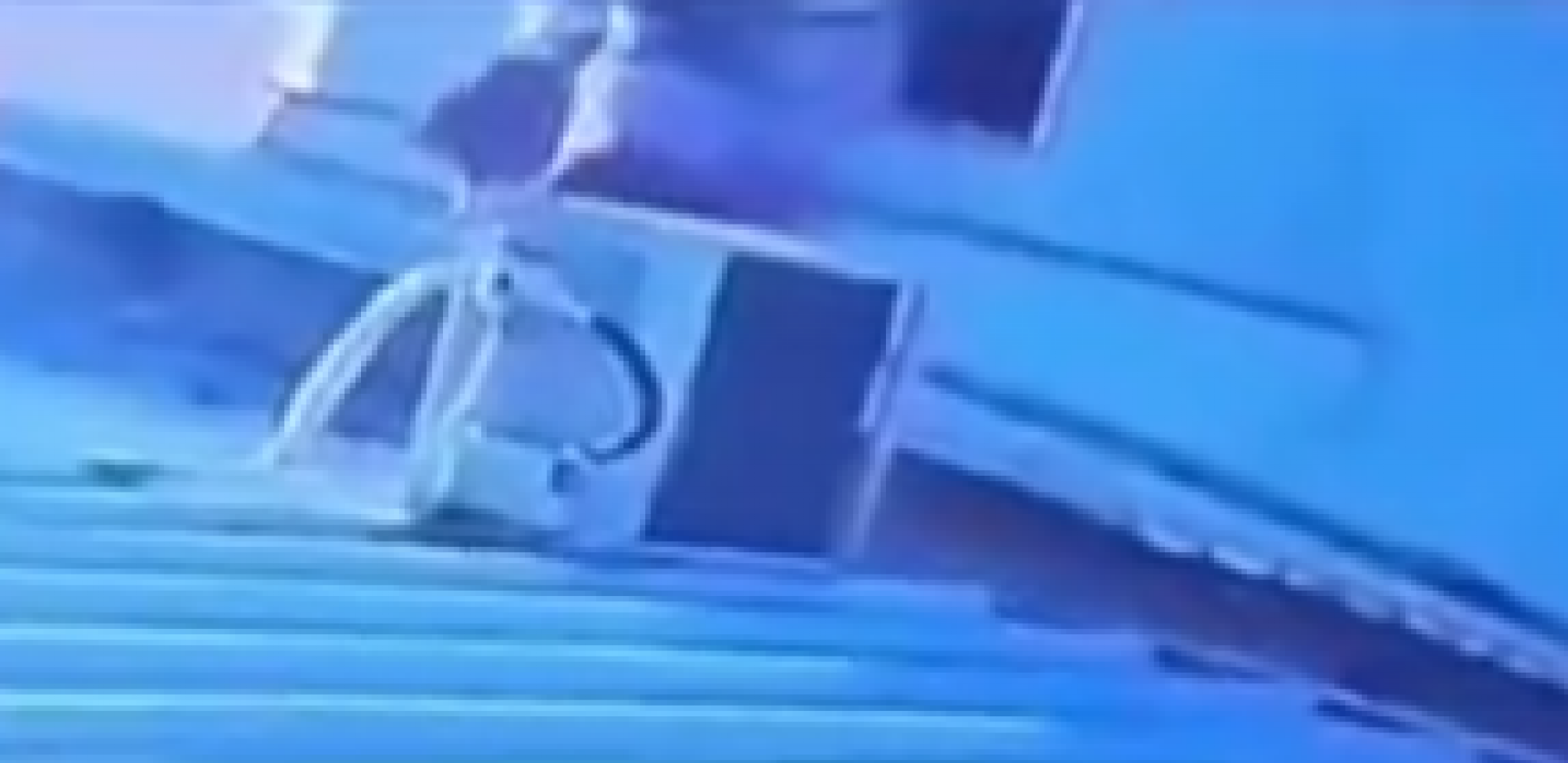 NOVI UZNEMIRUJUĆI SNIMAK IZ IZRAELA Otac uspeo da spasi porodicu, pa dobio metak na prozoru kuće (VIDEO)