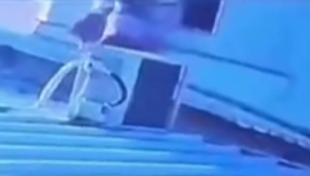 NOVI UZNEMIRUJUĆI SNIMAK IZ IZRAELA Otac uspeo da spasi porodicu, pa dobio metak na prozoru kuće (VIDEO)