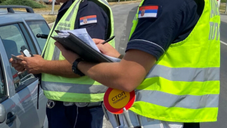 TINEJDŽER SEO ZA VOLAN PIJAN I DROGIRAN, PA UDARIO OGRADU Policija iz Jagodine uhapsila bahatog vozača