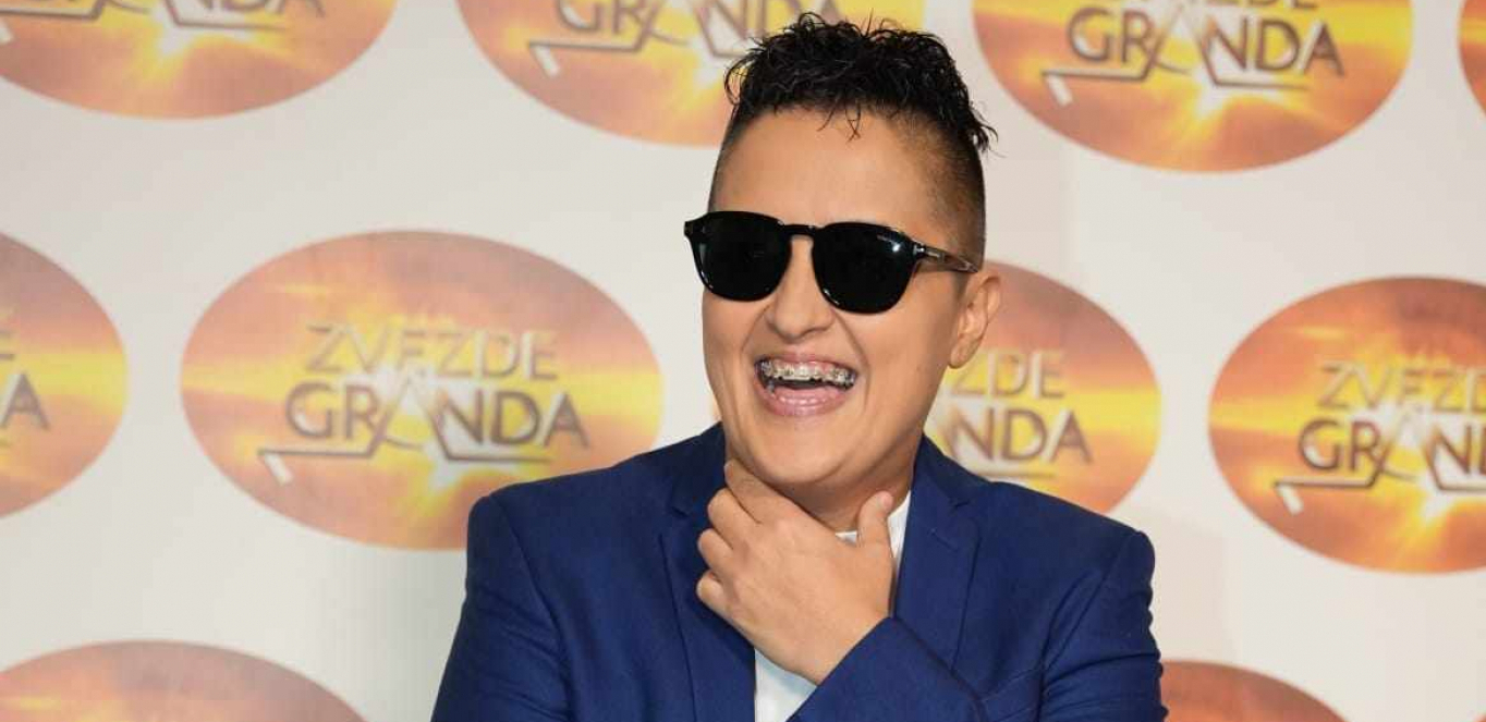 MARIJU ŠERIFOVIĆ ZAVEO OVAJ MOMAK Pevačica odmah krenula da se raspituje, scena nasmejala sve do suza: Pored ovoliko lepih žena?!