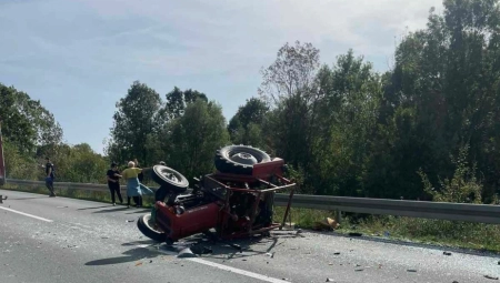 KRENULA PO DETE U ŠKOLU, A UDARIO JE ŠLEPER Jeziva saobraćajna nesreća, žena hitno prevezena u bolnicu