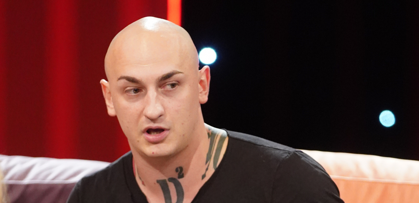 DESINGERICA ISPLJUVAO PUBLIKU, PA IH POLIVAO PIVOM Reper ponovo zaprepastio javnost skandaloznim ponašanjem