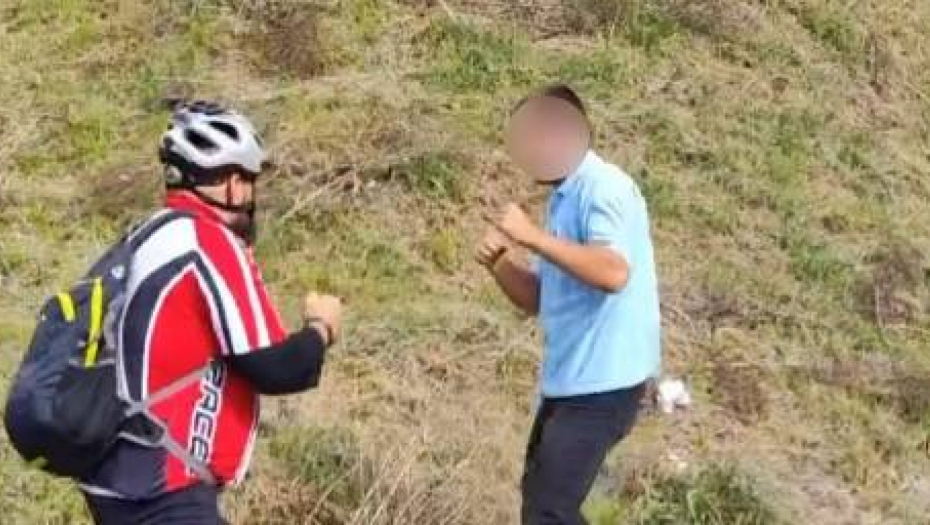 SEVALE PESNICE KOD PANČEVCA Sukobili se biciklista i vozač, snimak incidenta prepao prolaznike (VIDEO)