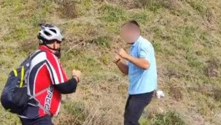 SEVALE PESNICE KOD PANČEVCA Sukobili se biciklista i vozač, snimak incidenta prepao prolaznike (VIDEO)