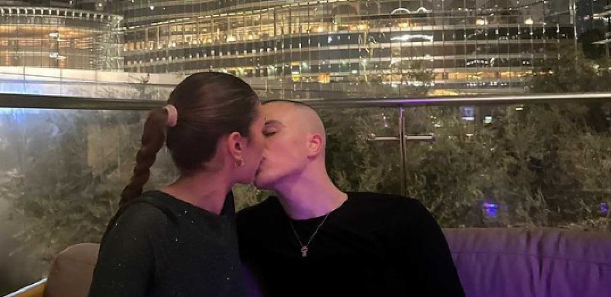 JAVNO RAZMENJUJU NEŽNOSTI Vojaž podelio privatnu fotografiju sa devojkom, mreže se usijale od komentara