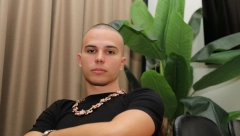 KAO NEKA TINEJDŽERKA JE! Fanovi u šoku, Vojaž moli za lajkove?