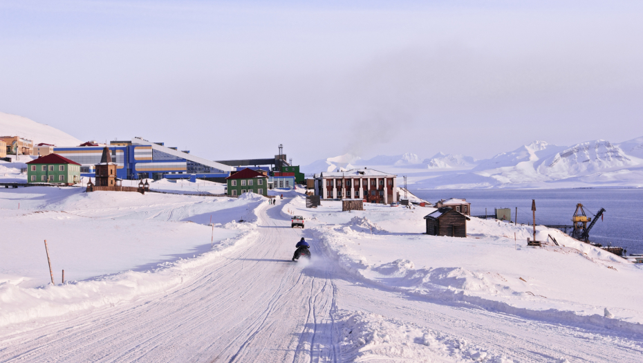 KAKO IZGLEDA ŽIVOT NA SEVERNOM POLU? Jede se sirovo meso belog kita, a temperatura pada do -40!