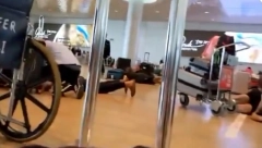 LJUDI PO PODU, ŠTITE DECU TELIMA: Jeziv snimak ODMAZDE Hamasa na aerodromu u Tel Avivu (VIDEO)
