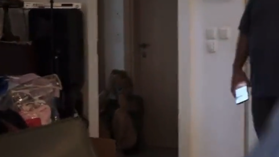 "OVO JE HOROR RATA" Kamere slučajno snimile najgori trenutak u Izraelu, zvoni telefon, uzimaju joj dete iz ruku, trči ka ženi koja plače (VIDEO)