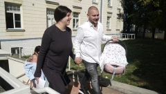 SLAĐA IZVELA UNUKU IZ PORODILIŠTA Trajkovići se uputili ka porodičnom domu, Đani prespavao doček!