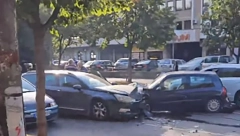 DIREKTAN SUDAR U USTANIČKOJ Staklo i delovi automobila svuda po putu, potresne scene sa lica mesta (VIDEO)