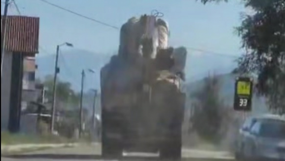 PRETOVARENI KAMION UZNEMIRIO PAZARCE Mogao je još malo da ga natovari po ćoškovima, da se ne vraća po ostatak!