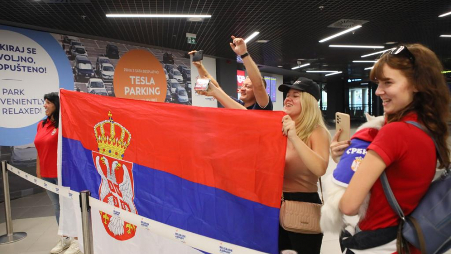 AVION ER SRBIJE DOTAKAO PISTU Prevezao državljane Severne Makedonije u Skoplje, pa sleteo u Beograd (FOTO/VIDEO)
