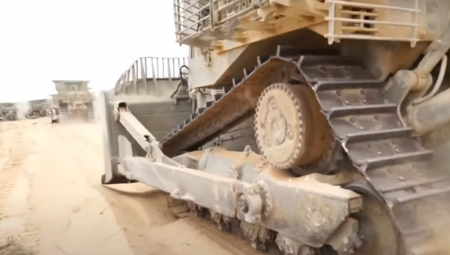 PIJAN UKRAO BULDOŽER OD 25 TONA, PA SE SURVAO NIZ LITICU Bahati turista napravio haos, jedva izvukao živu glavu! (FOTO)