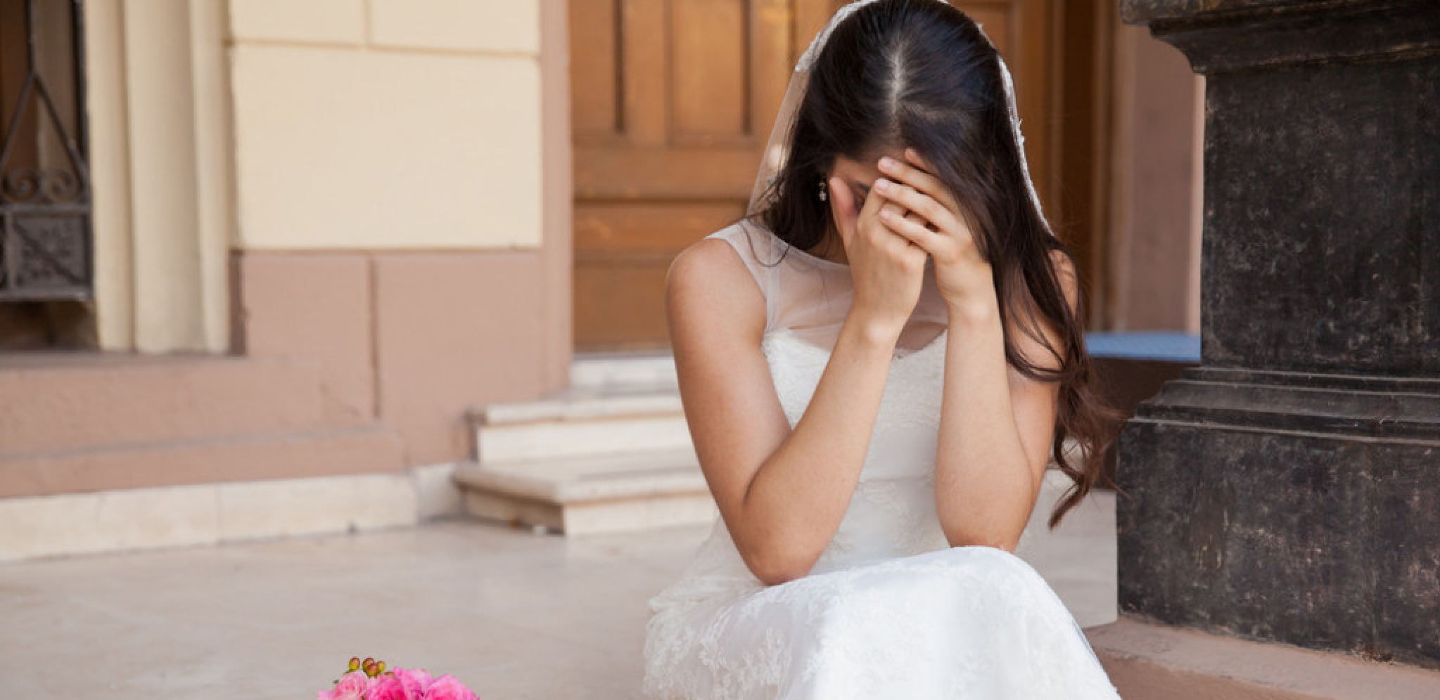 ''SPASLI STE SVOJU ĆERKU OD PAKLENOG ŽIVOTA'' Mladoženjina porodica imala bizaran zahtev za mladu, kada ju je otac suočio s istinom, zanemela je od šoka!