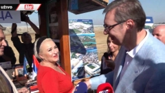 "NE SKIDAM OSMEH SVOJ, JER ON JE PREDSEDNIK MOJ" Baka pročitala Vučiću pesmu, pa dobila aplauz
