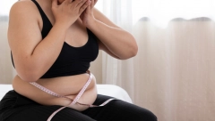 REDOVNO IMAJU ODNOSE, ALI ZBOG OVE STVARI SE STIDI SVOJE DEVOJKE Dečko je krije od porodice i prijatelja zato što je DEBELA