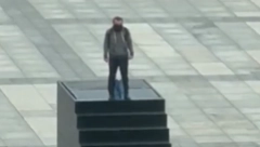 PRETI DA ĆE SE RAZNETI! ČOVEK SE POPEO NA SPOMENIK Uzbuna u centru Varšave, tamo je opsadno stanje (VIDEO)