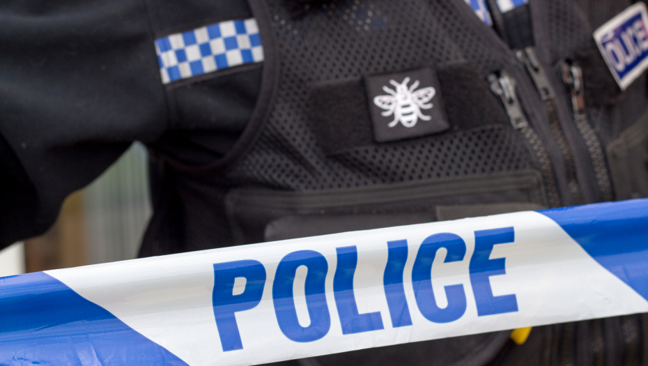 TINEJDŽER  RAZBIJENOM FLAŠOM NAPAO UČENIKA I DVE OSOBE U ŠKOLI Haos u Engleskoj