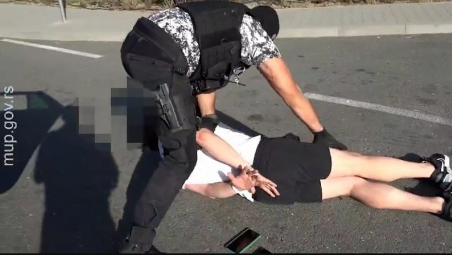 BIBER SPREJOM POPRSKAO POLICAJCA Haos u Kotežu, kada mu je službenik tražio dokumenta, mladić ga napao