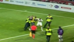 HAOS U ZENICI Navijač upao na teren i napao Ronalda (VIDEO)