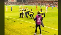 BOSANAC UMALO POVREDIO RONALDA! Isplivali novi ŠOK SNIMCI: Pogledajte trenutak napada na slavnog fudbalera u Bosni (VIDEO)