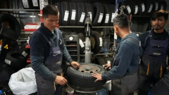 U OVOM BG AUTO-SERVISU RADE MOMCI IZ NEPALA "Znam 2 srpske reči" - Evo šta kažu o Srbima