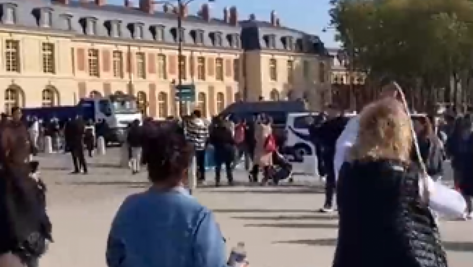 "SVE ĆU RAZNETI, OVO JE ZEMLJA NEVERNIKA" Panika u Francuskoj, Versajska palata ponovo evakuisana zbog pretnje bombom