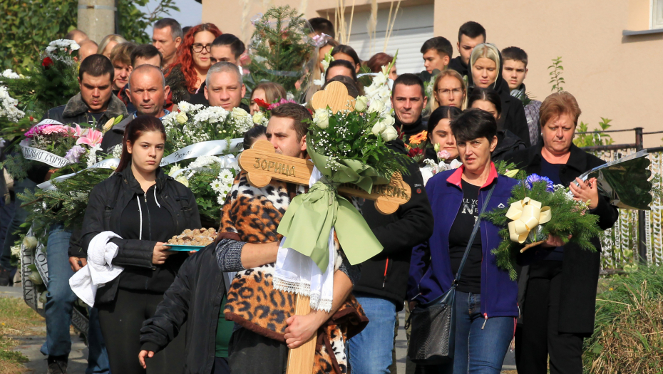 VRATITE MI MOJU ZOKU! IZVADITE JE ODATLE, HOĆU JA DA UMREM Sahranjena Zorica (18) iz Male Moštanice, a jauci njene majke parali su nebo (FOTO)