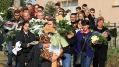 VRATITE MI MOJU ZOKU! IZVADITE JE ODATLE, HOĆU JA DA UMREM Sahranjena Zorica (18) iz Male Moštanice, a jauci njene majke parali su nebo (FOTO)