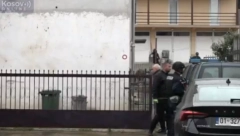 KURTIJEVI SPECIJALCI UPALI U KUĆU PORODICE JEVREMOVIĆ Vrše pretres, a pripadnici Euleksa gledaju sa strane
