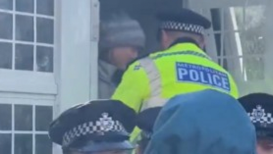 GRETA TUNBERG UHAPŠENA U LONDONU Isplivao snimak, jake policije snage je sprovele u kombi