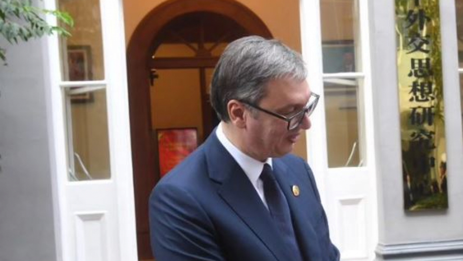 VUČIĆ SE OBRATIO NA EKONOMSKOM FORUMU Predsednik Srbije u Pekingu sreo Kineskinju koju zna cela Srbija (FOTO)