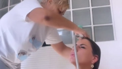 VODITELJKU U 33. GODINI MAJKA KUPA! Objavila fotografije iz kupatila, javnost šokirana, a evo šta se krije iza ovog poteza!