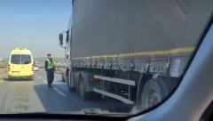 HAOS NA PANČEVAČKOM MOSTU Pozlilo vozaču kamiona? (VIDEO)