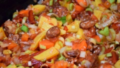 TRADICIONALNI ĐUVEČ S MESOM Zasitno jelo bogatog ukusa, sprema se za tili čas